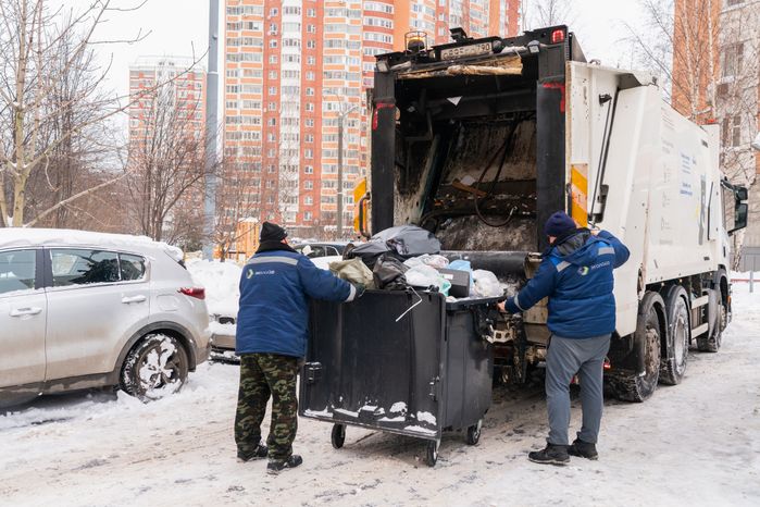 Работа мусоровозов зимой в Красногорске