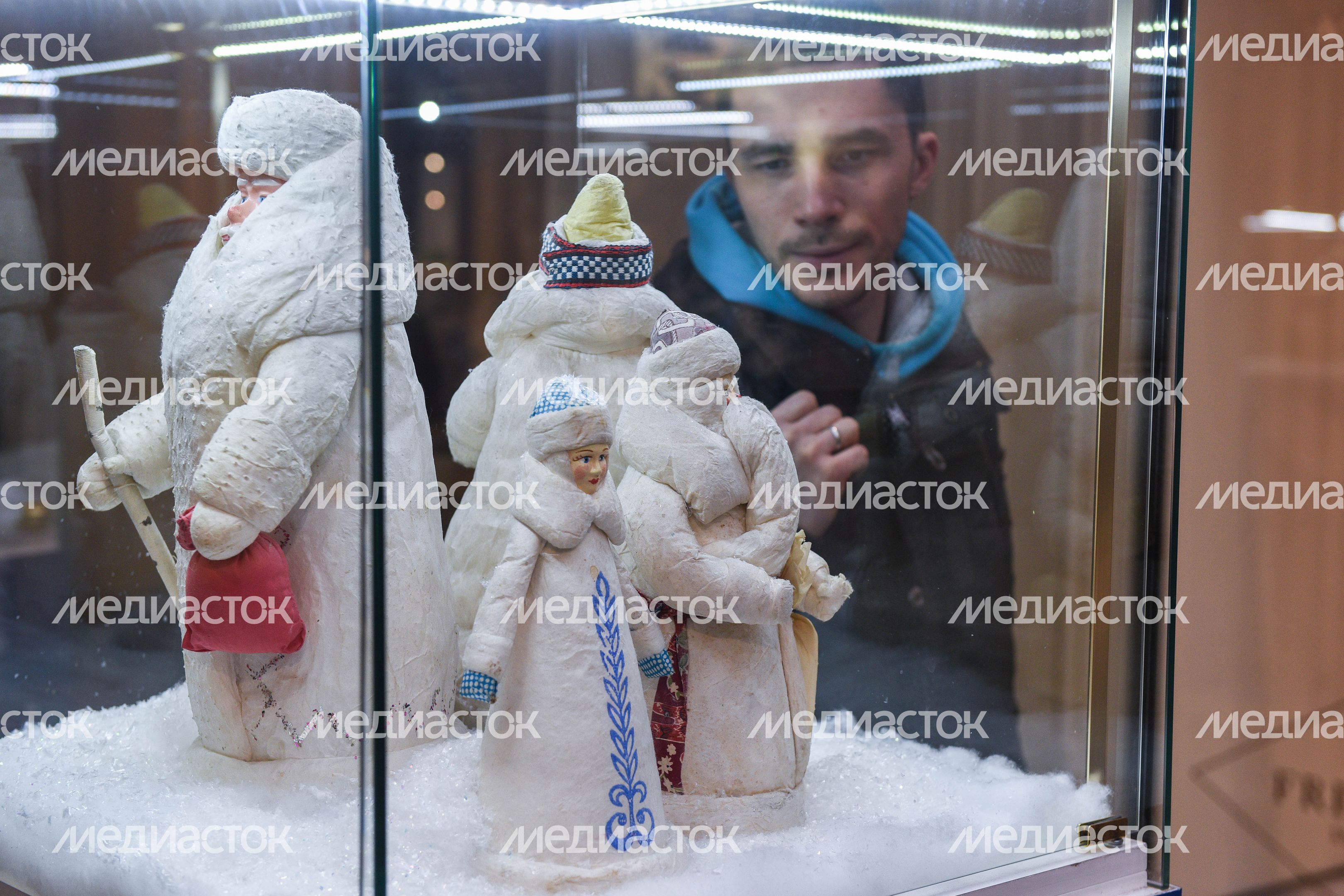 Выставка новогодних игрушек в ГУМе из личной коллекции Александра Олешко