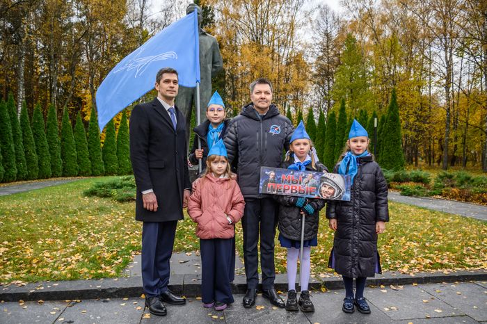 Космонавты Олег Кононенко и Николай Чуб со школьниками