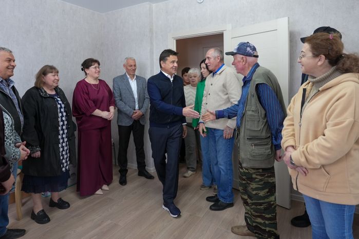 Андрей Воробьев поздравил новоселов, переехавших из аварийного жилья в новую многоэтажку в п. Южный г.о. Подольск