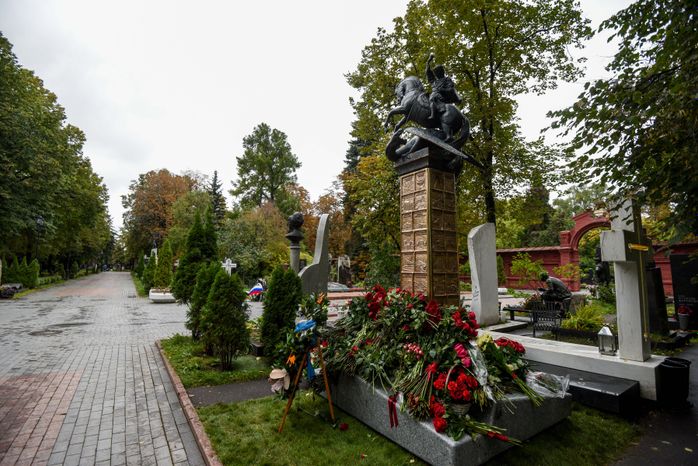 Памятник Михаилу Лужкову на Новодевичьем кладбище в Москве