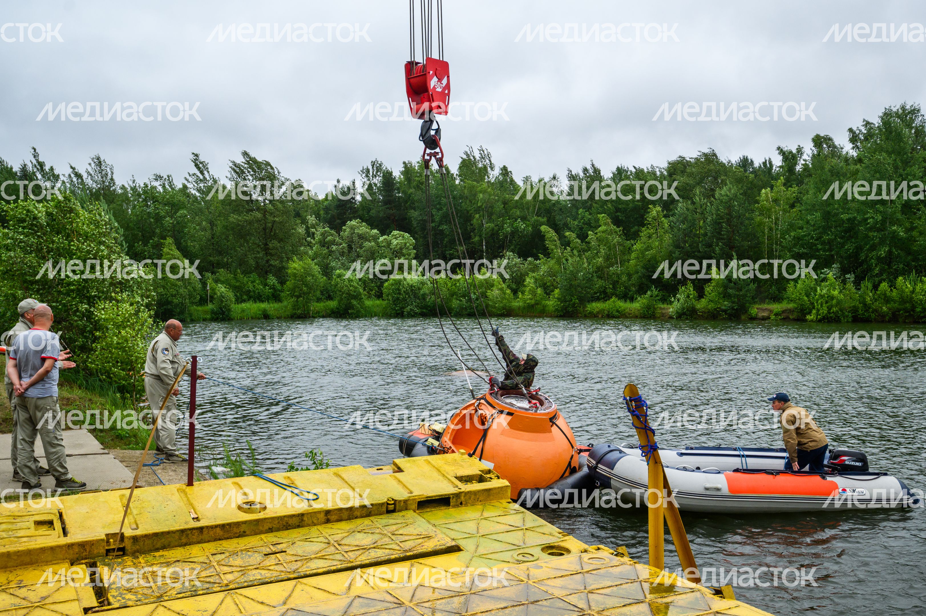 Тренировка космонавтов по действиям после посадки на воду в Ногинске