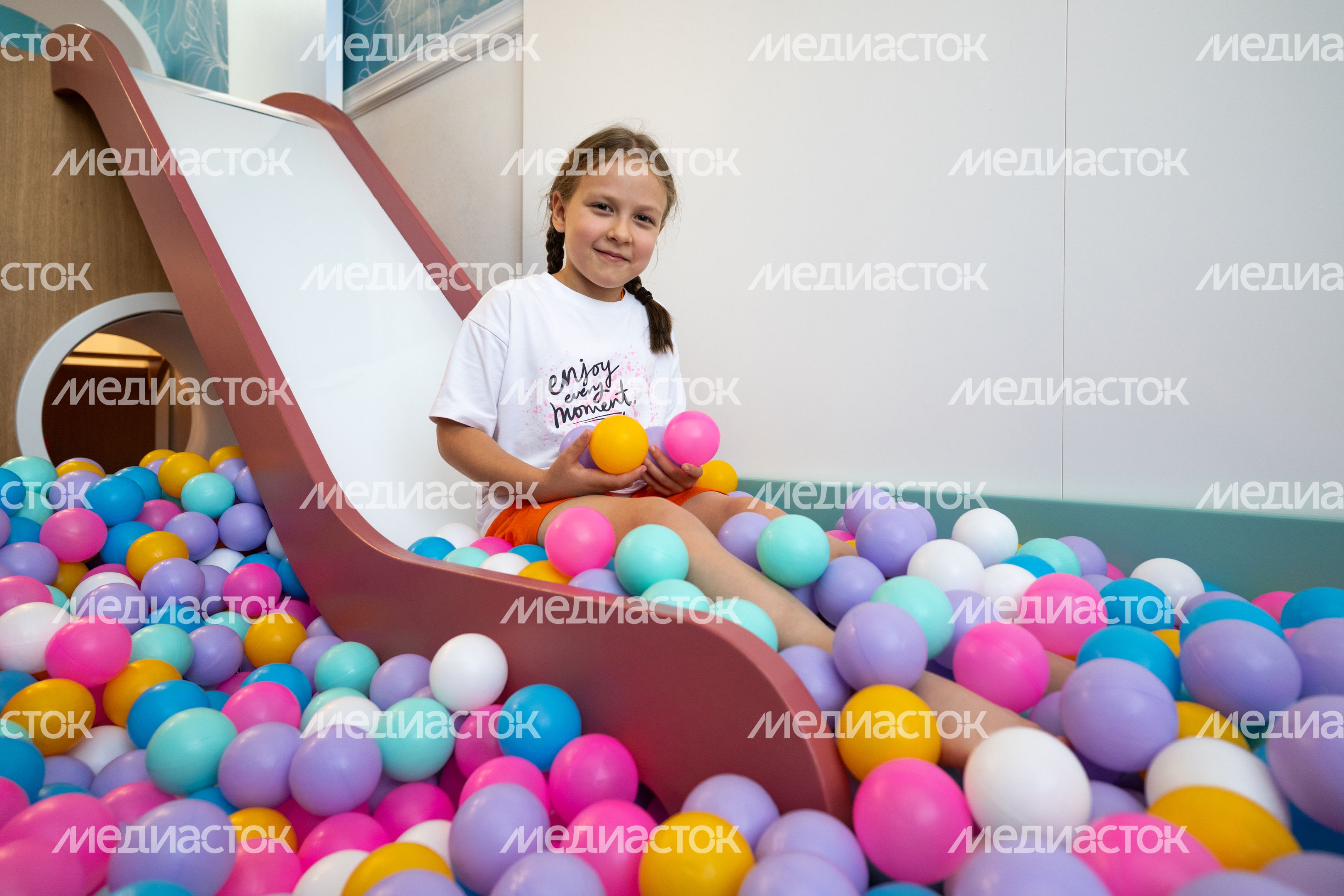 Ребенок играет в детской игровой комнате в Детском клиническом центре им. Л.М. Рошаля
