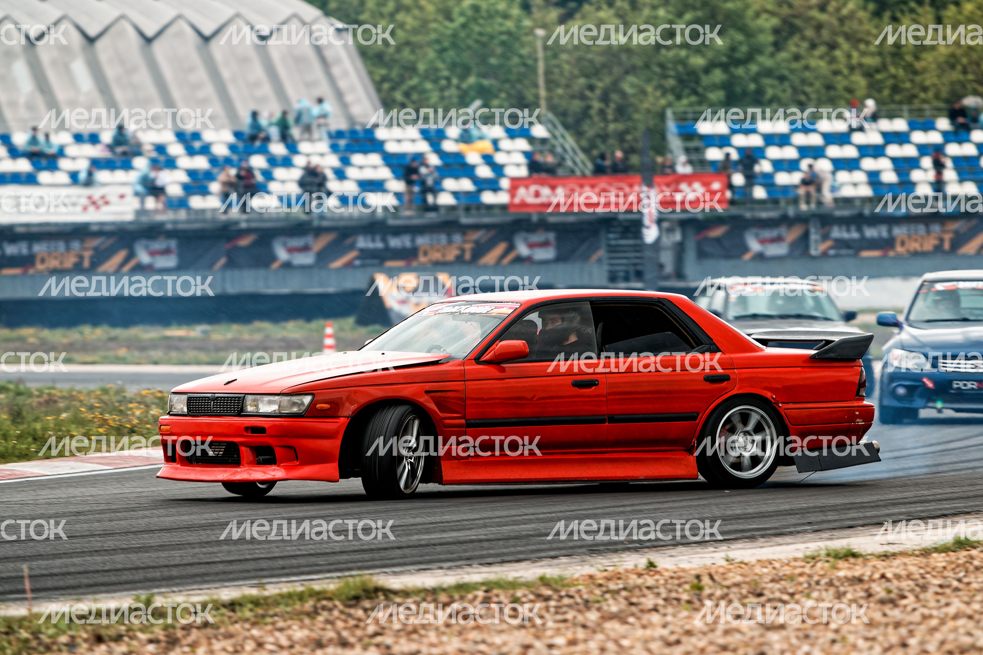Гонка автомобилей на дрифт-фестивале скорости и драйва Drift Expo Track Mode 2025 Гонка автомобилей на дрифт-фестивале скорости и драйва Drift Expo Track Mode 2025