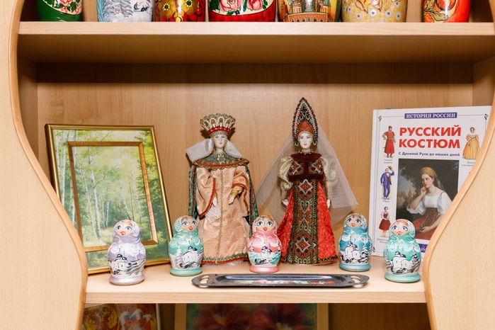 Игрушки на полке в игровой комнате детского сада «Светлячок» в Химках