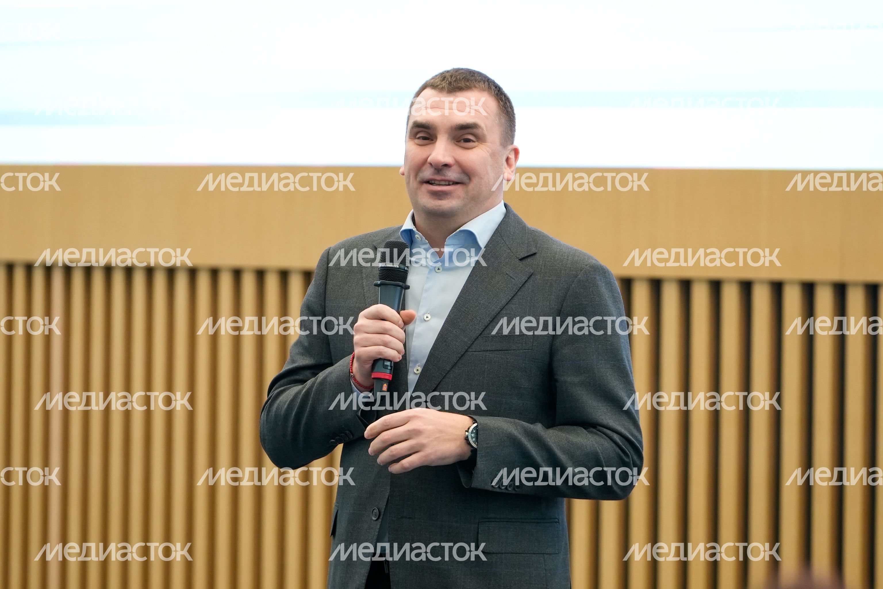 Участников форума поприветствовал руководитель Исполкома Народного фронта Михаил Кузнецов Участников форума поприветствовал руководитель Исполкома Народного фронта Михаил Кузнецов