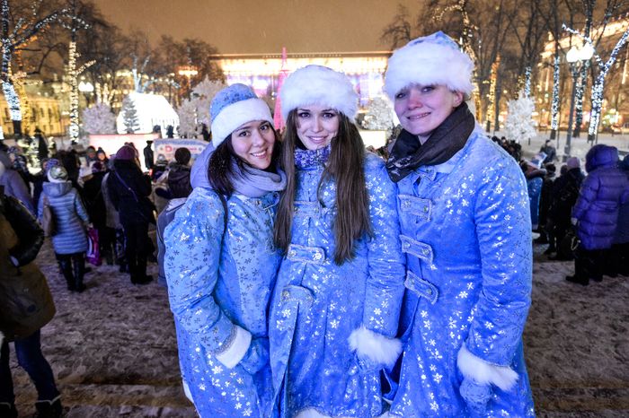 Парад Снегурочек в Москве