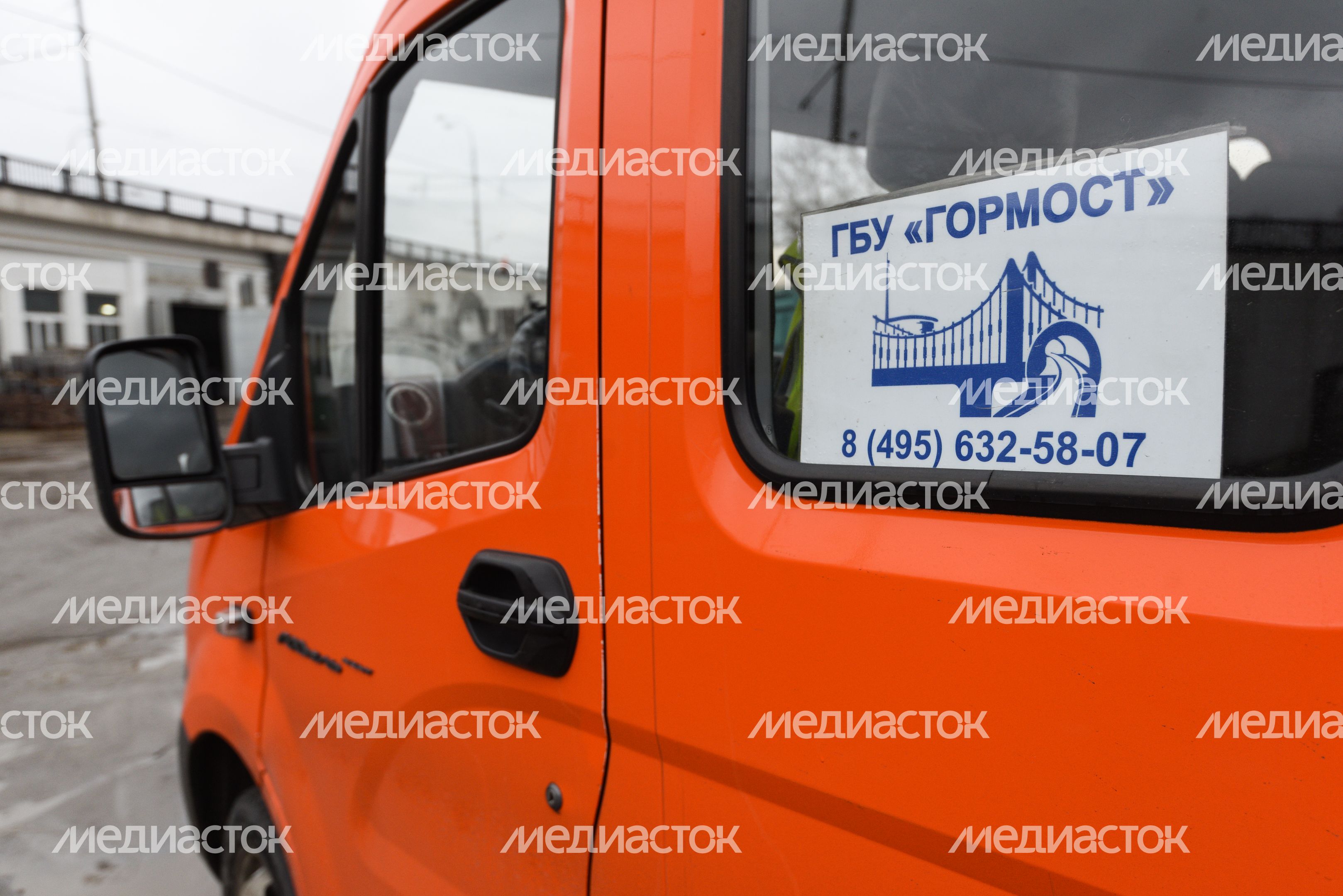 Процесс обработки гранитного камня специалистами ГБУ «Гормост» для облицовки стен подземных пешеходных переходов в Москве