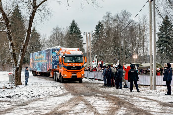 Автопоезд Деда Мороза везет в Москву главную елку страны
