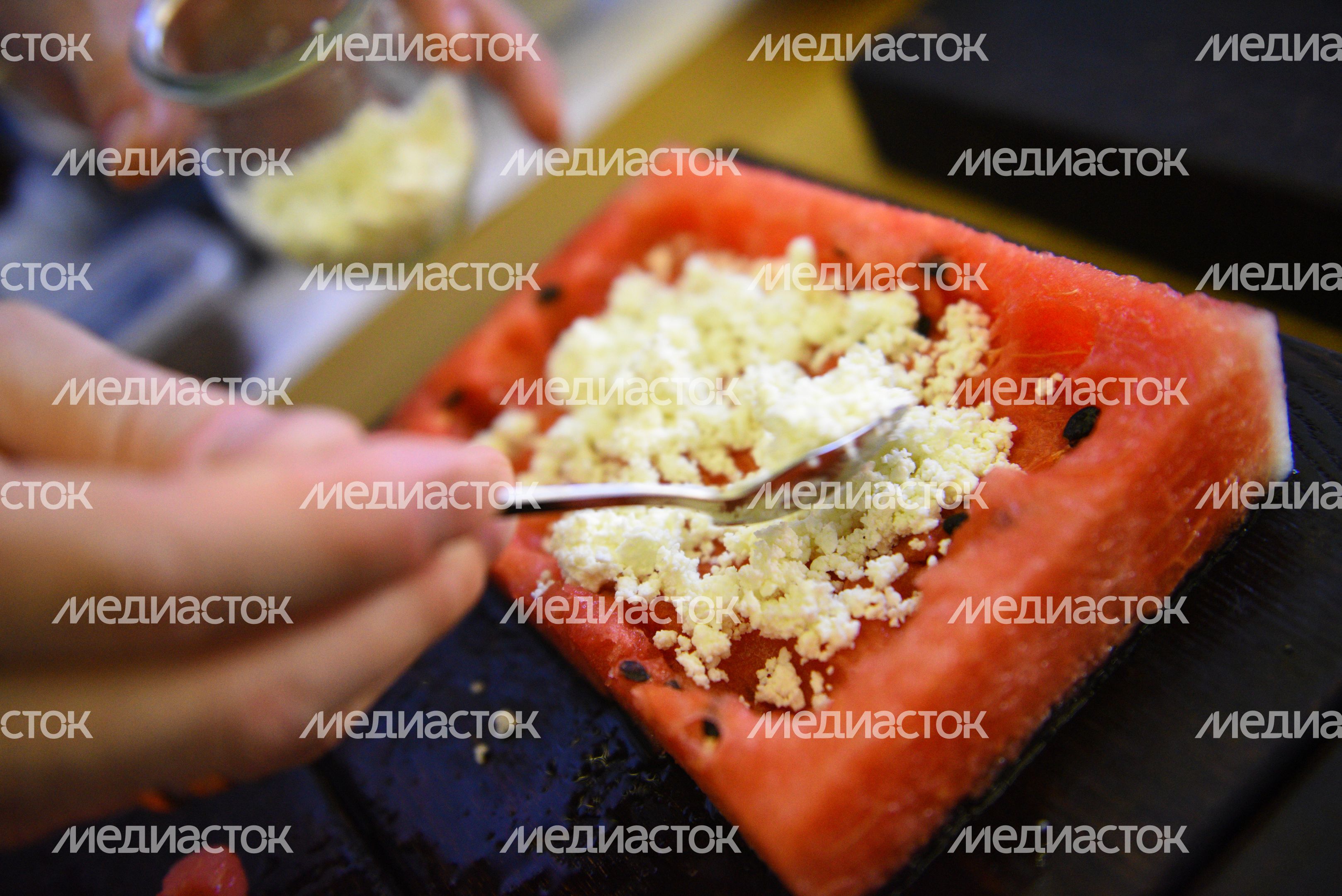 Приготовление десерта из арбуза и дыни