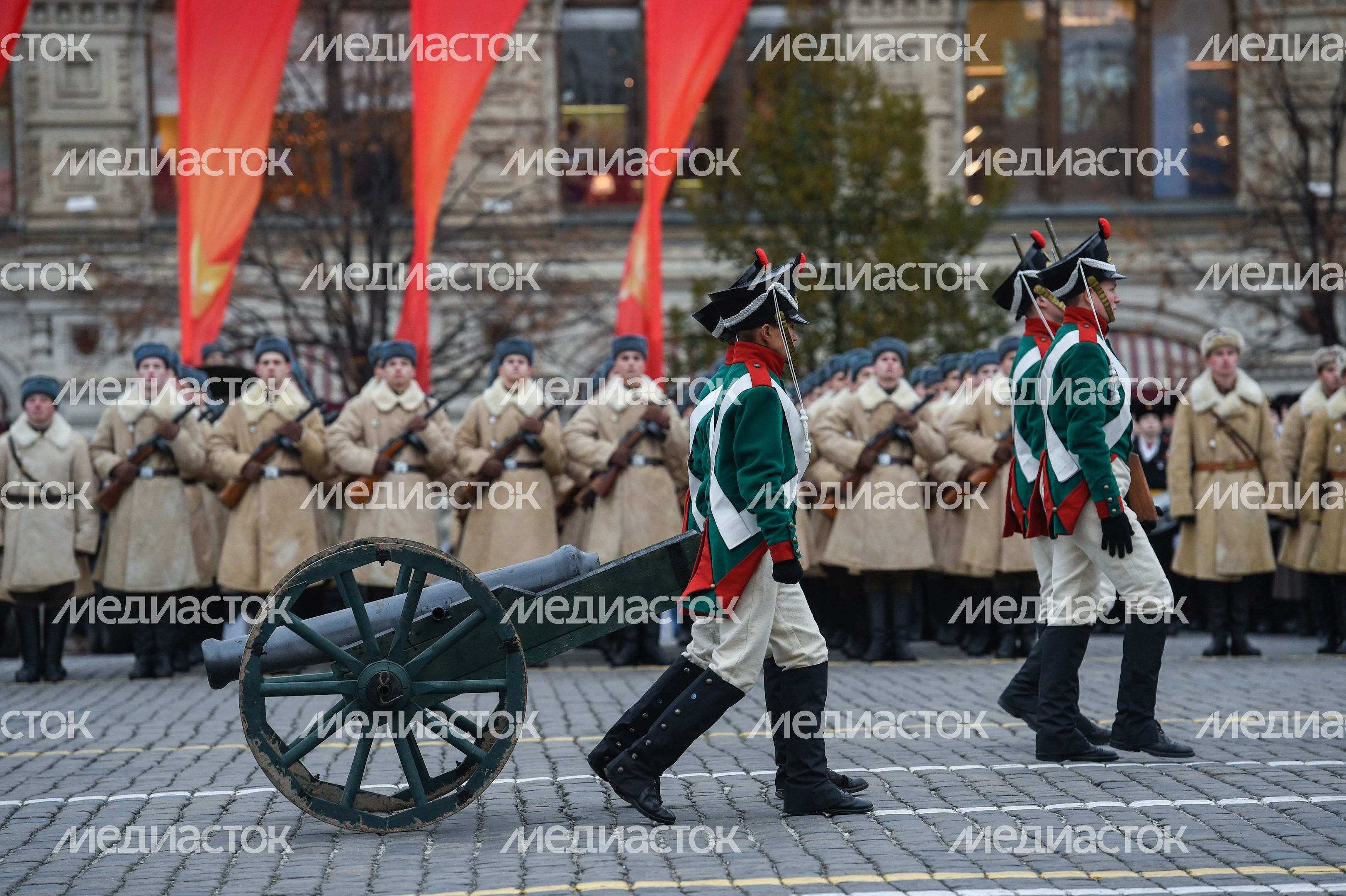 Торжественный марш в честь парада 1941 года на Красной площади в Москве