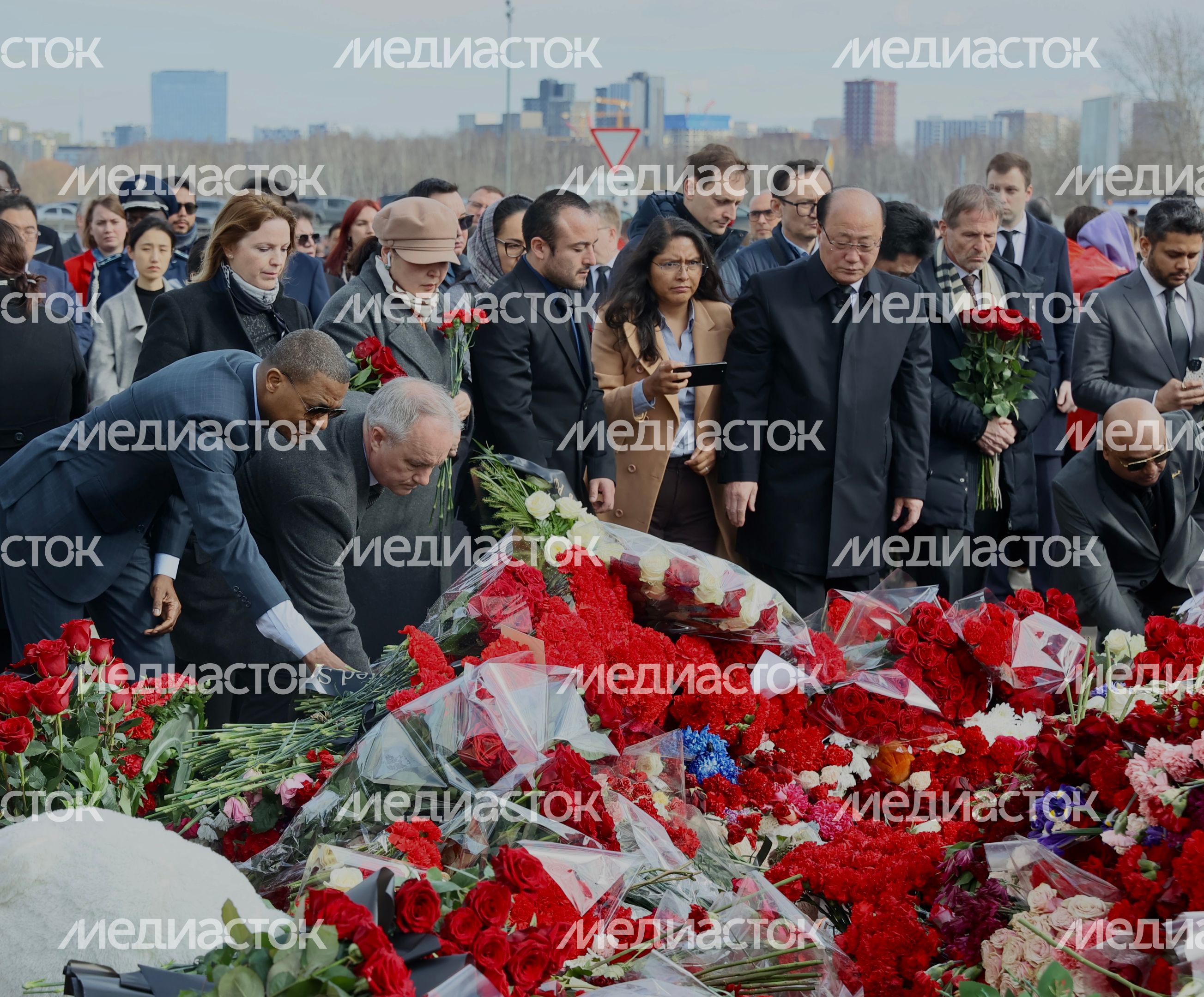 Главы и сотрудники дипмиссий возложили цветы к мемориалу у «Крокус Сити Холла» Главы и сотрудники дипмиссий возложили цветы к мемориалу у «Крокус Сити Холла»