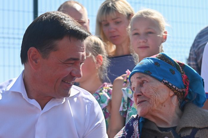 Проверка Губернатором Московской области установки спортивно-игровой площадки в деревне Львово