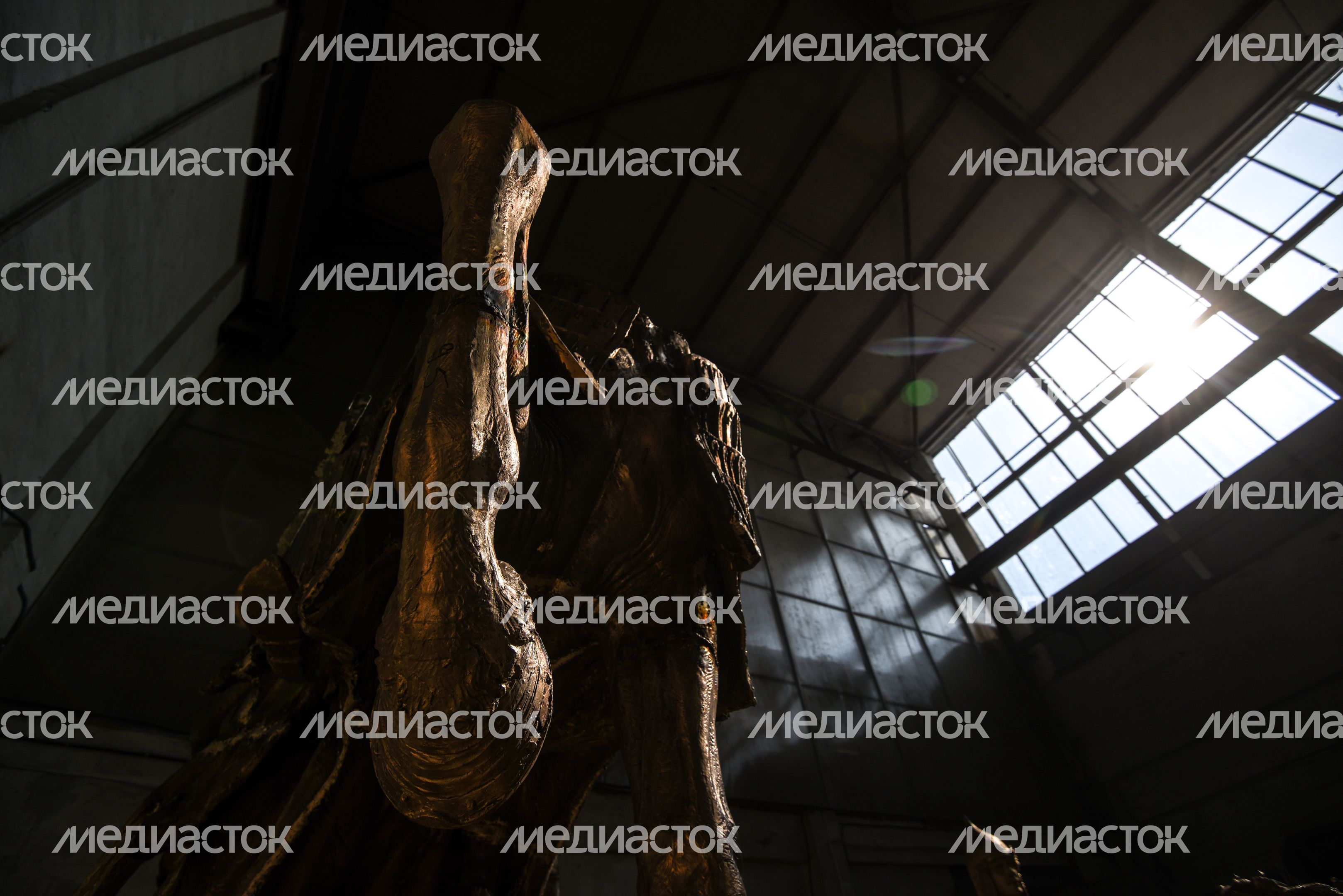Сборка мемориала «Князь Александр Невский с дружиной» в Химках