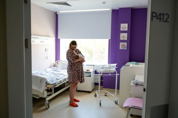 Вручение свидетельства о рождении в Химкинском роддоме