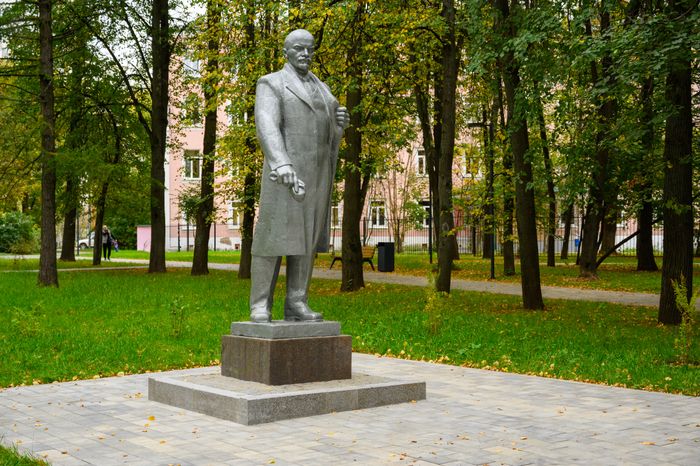 Памятник В.И. Ленину в сквере на улице Крупешина в Балашихе