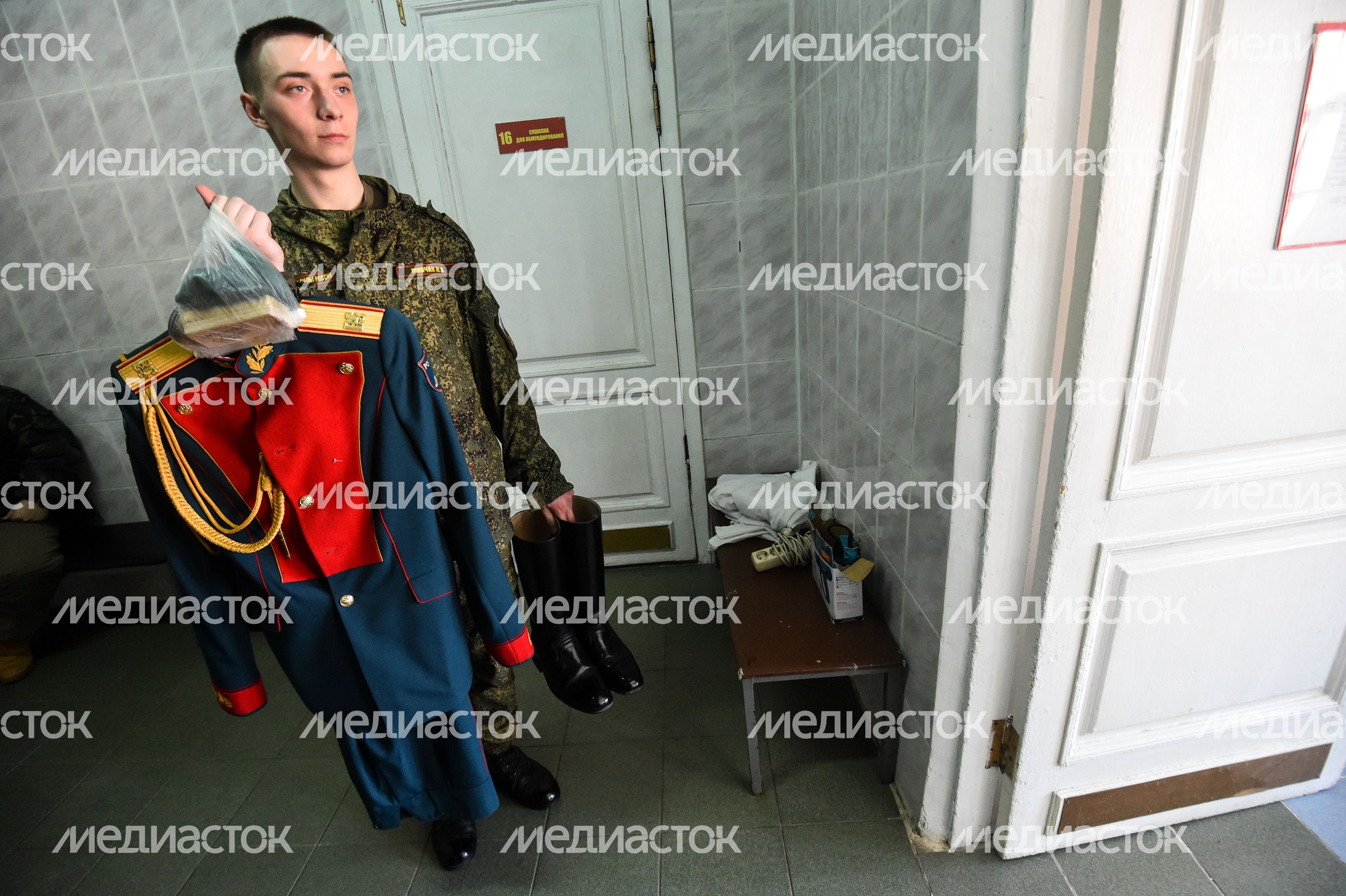 Подготовка военнослужащих отдельного комендантского Преображенского полка к военному параду на Красной площади