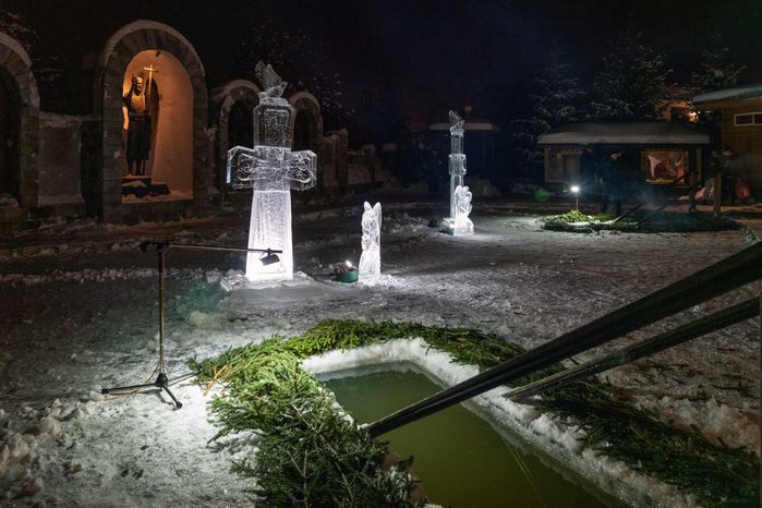 Крещенские купания в Михайло-Архангельском храме деревни Бушарино округа Звенигород