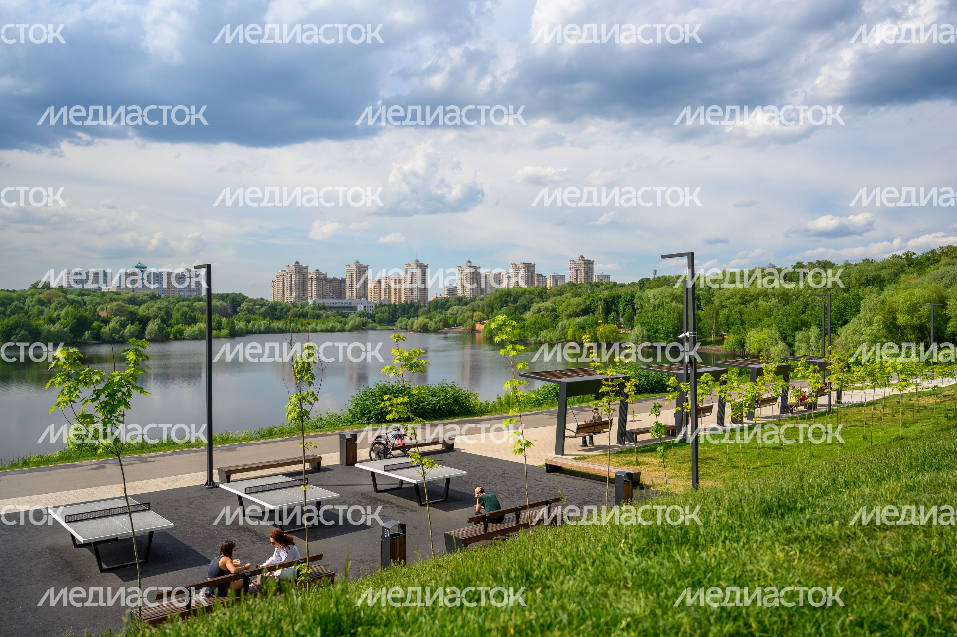 Набережная Борисоглебского озера в Раменском городском парке культуры и отдыха летом Набережная Борисоглебского озера в Раменском городском парке культуры и отдыха летом