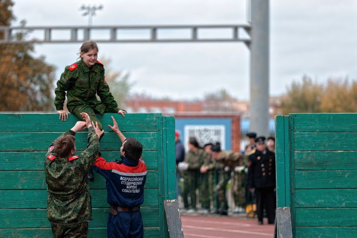 Слаженность в прохождении полосы препятствий показали школьники в военно-патриотической игре «Наследники Победы»