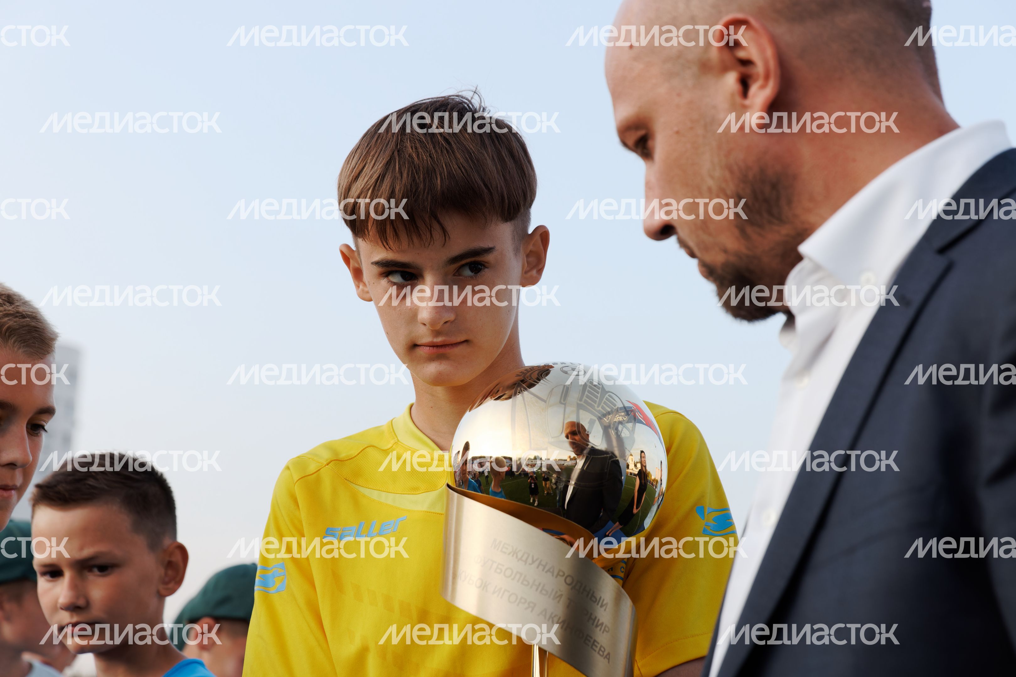 Дмитрий Абаренов, министр спорта Подмосковья, наградил победителей финала Кубка Игоря Акинфеева в Химках