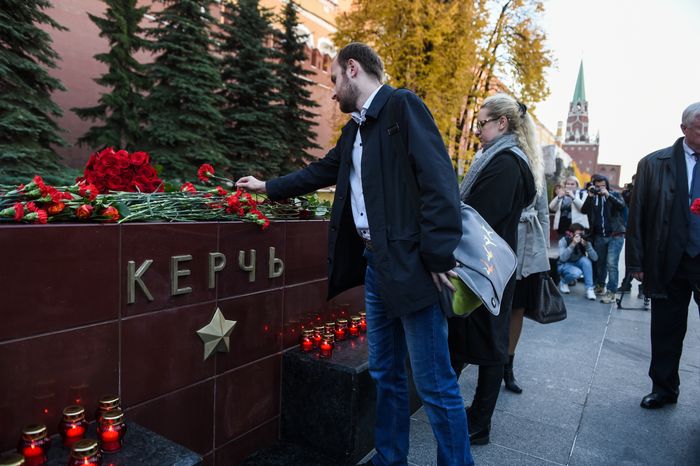 Возложение цветов к мемориалу города Керчь в Москве