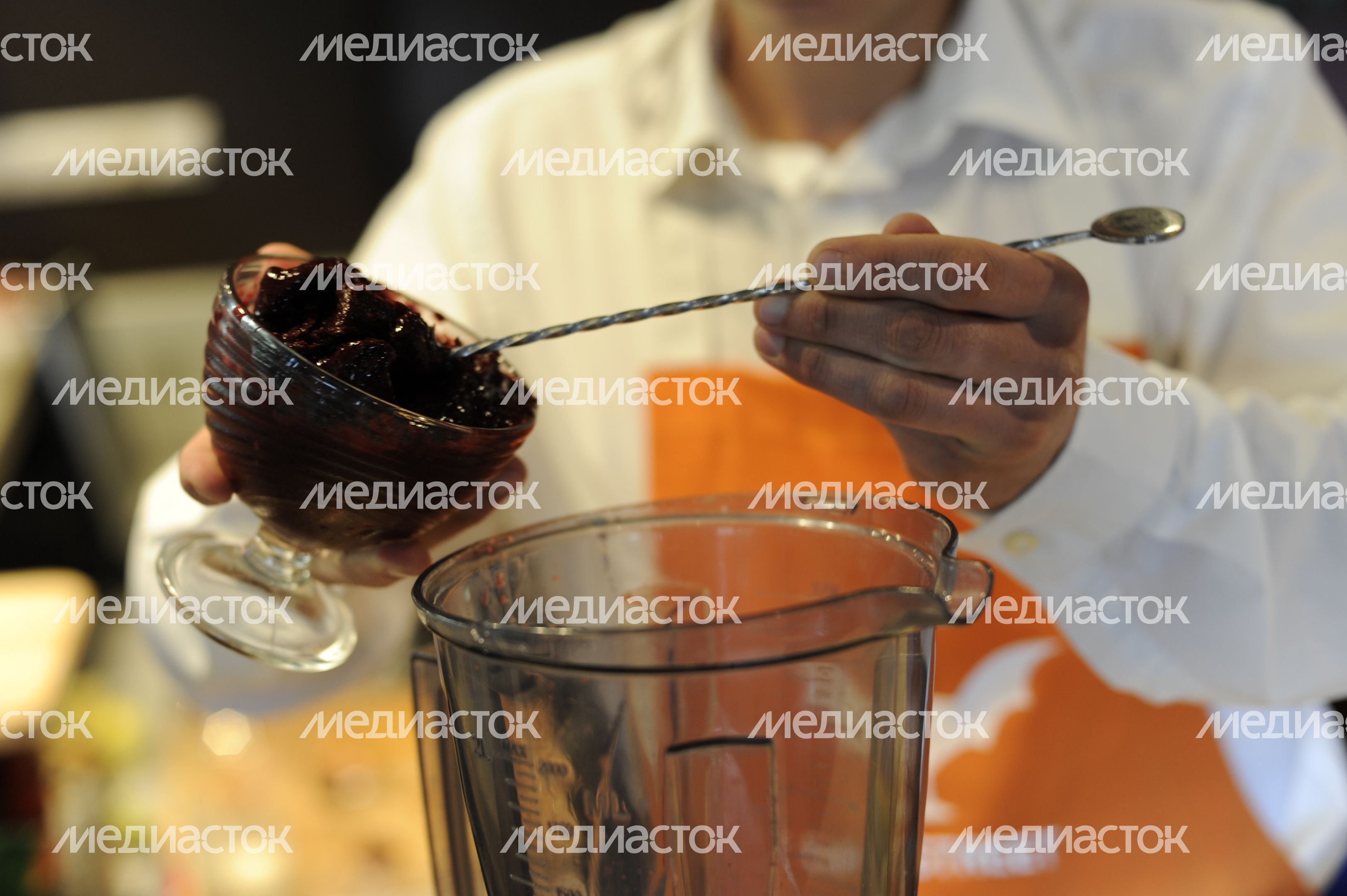 Приготовление ягодного смузи Приготовление ягодного смузи
