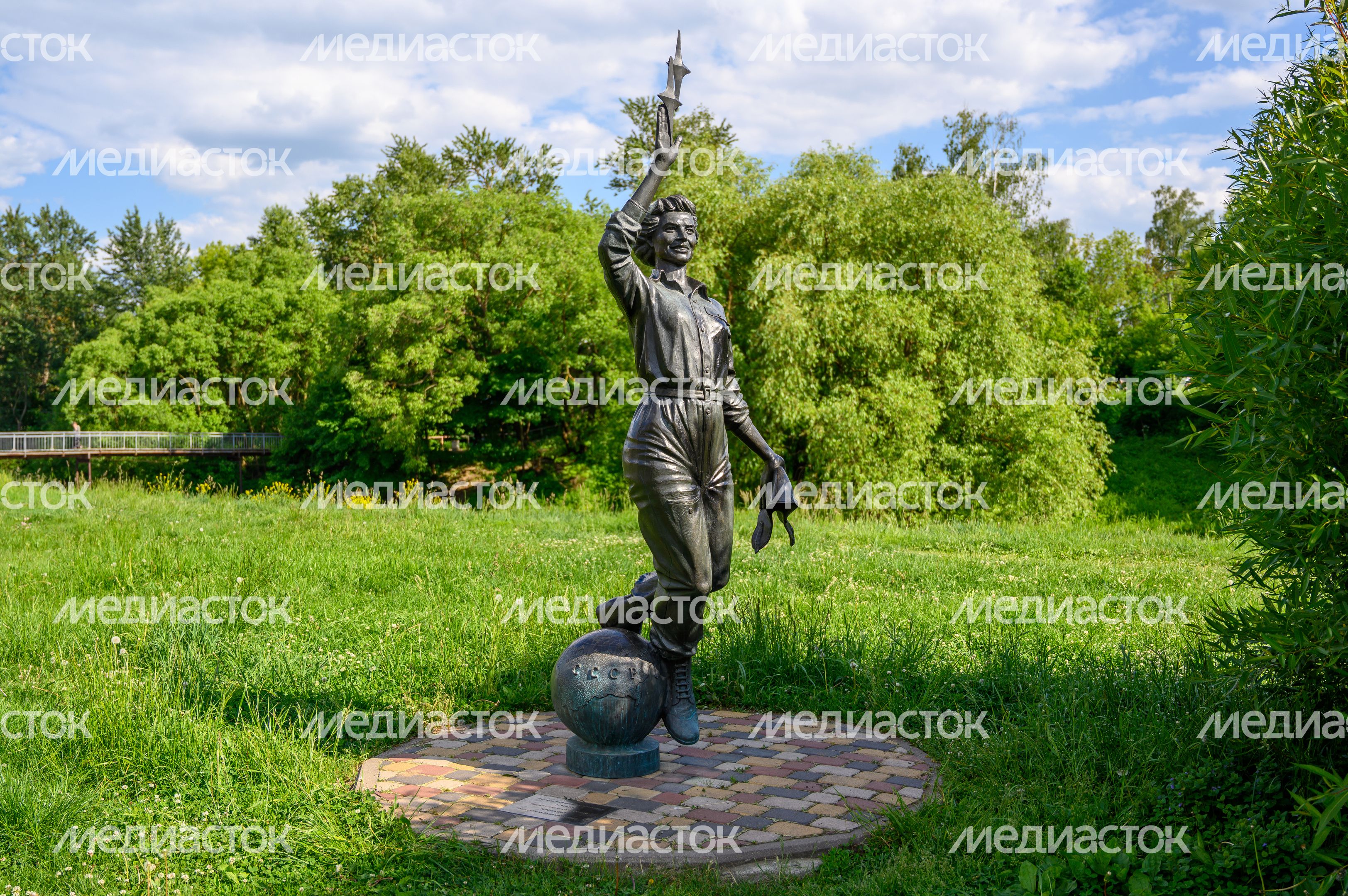 Памятники космонавтам в ЖК «Лукино-Варино» поселка Свердловский округа Лосино-Петровский