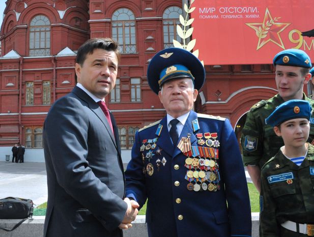 Андрей Воробьёв принял участие в церемонии возложения венков к Вечному огню у Могилы Неизвестного Солдата в Александровском саду