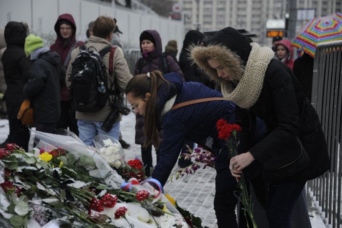 Цветы у посольства Франции в Москве