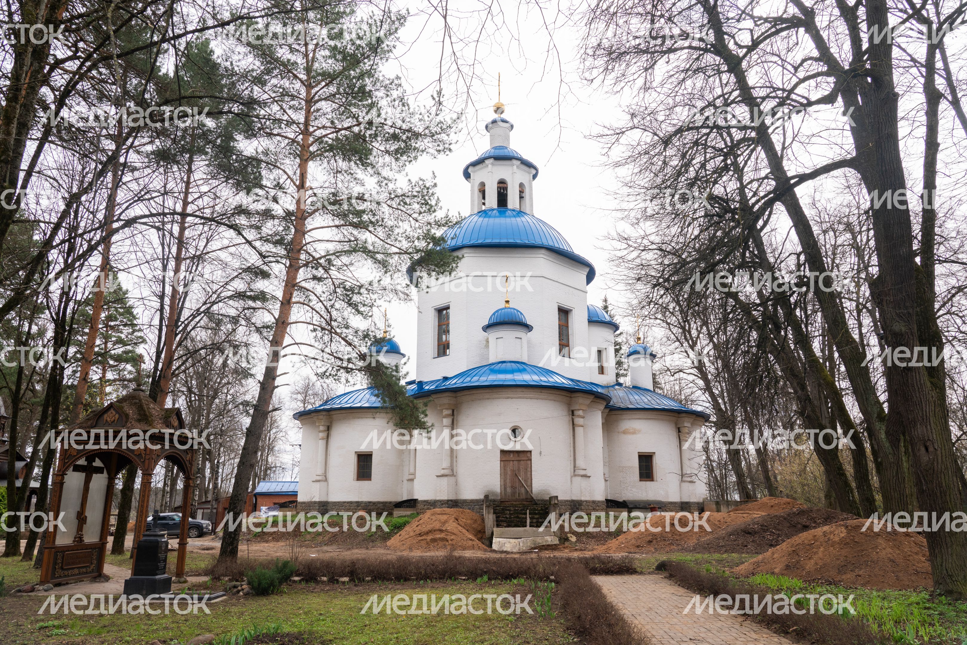 Храм Успения Пресвятой Богородицы в усадьбе Петрово-Дальнее (г. о. Красногорск) Храм Успения Пресвятой Богородицы в усадьбе Петрово-Дальнее (г. о. Красногорск)