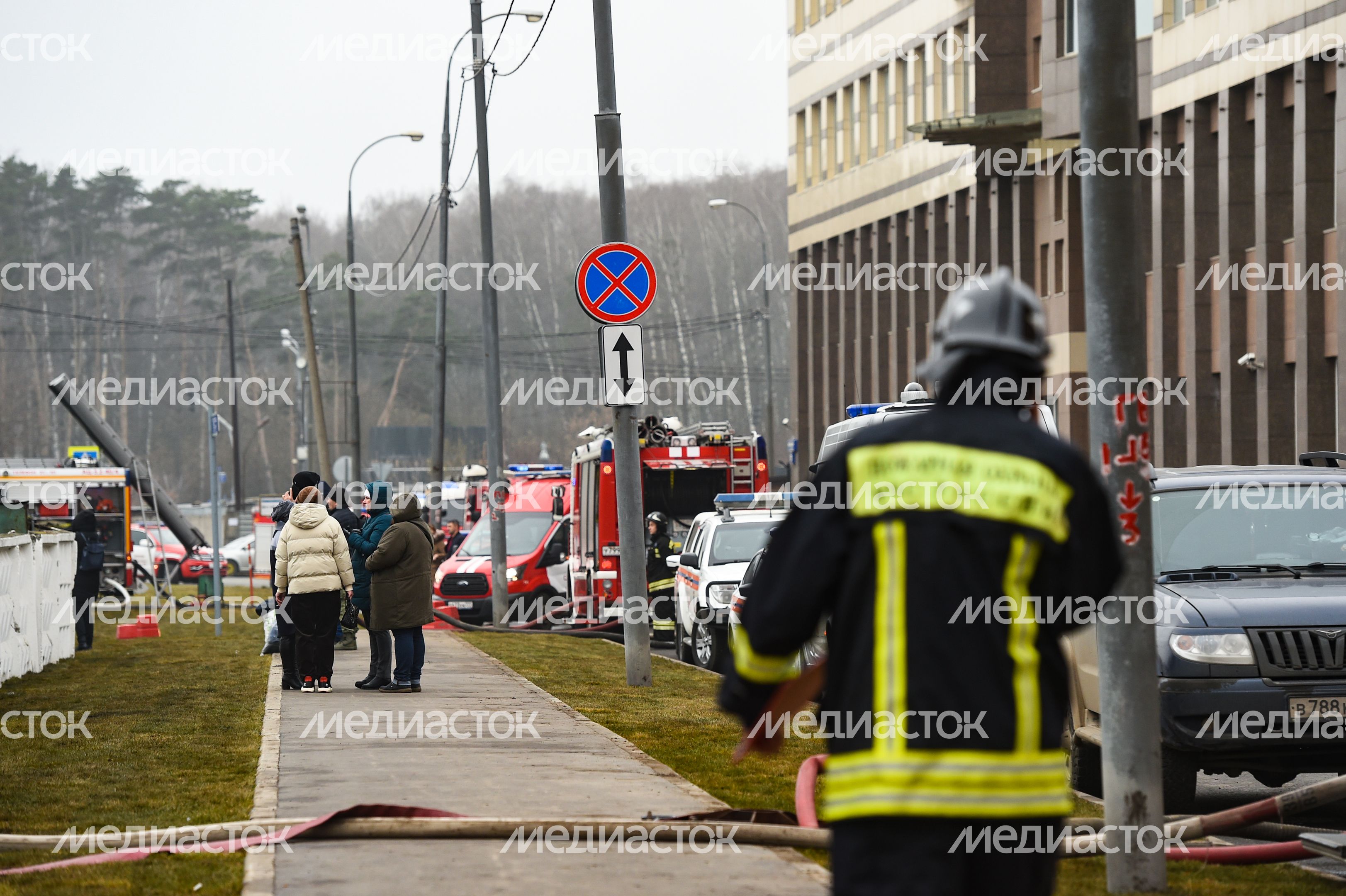 Пожар в складском помещении на улице Маршала Прошлякова в Москве