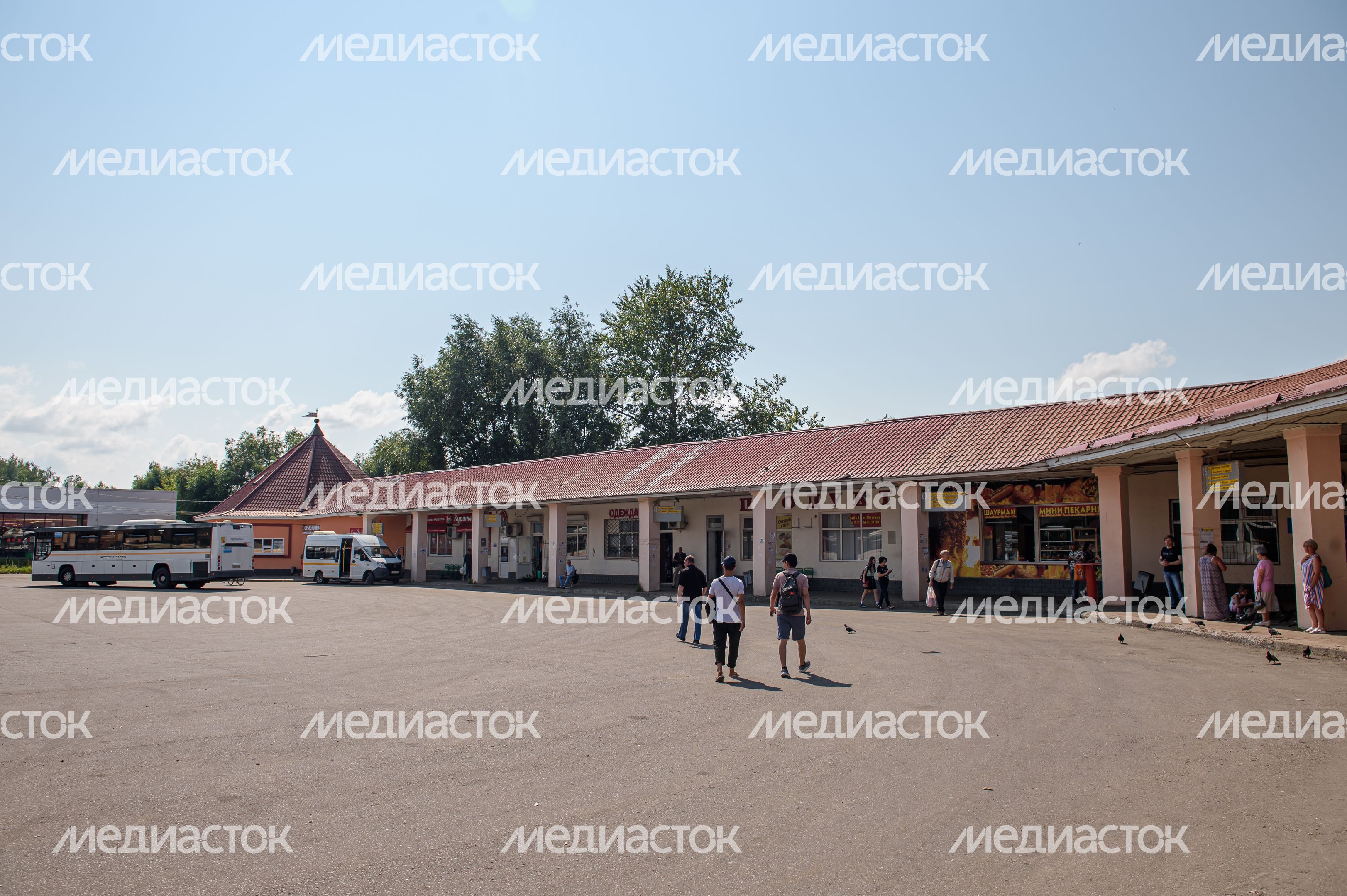 Летние виды автовокзала в городе Дмитров