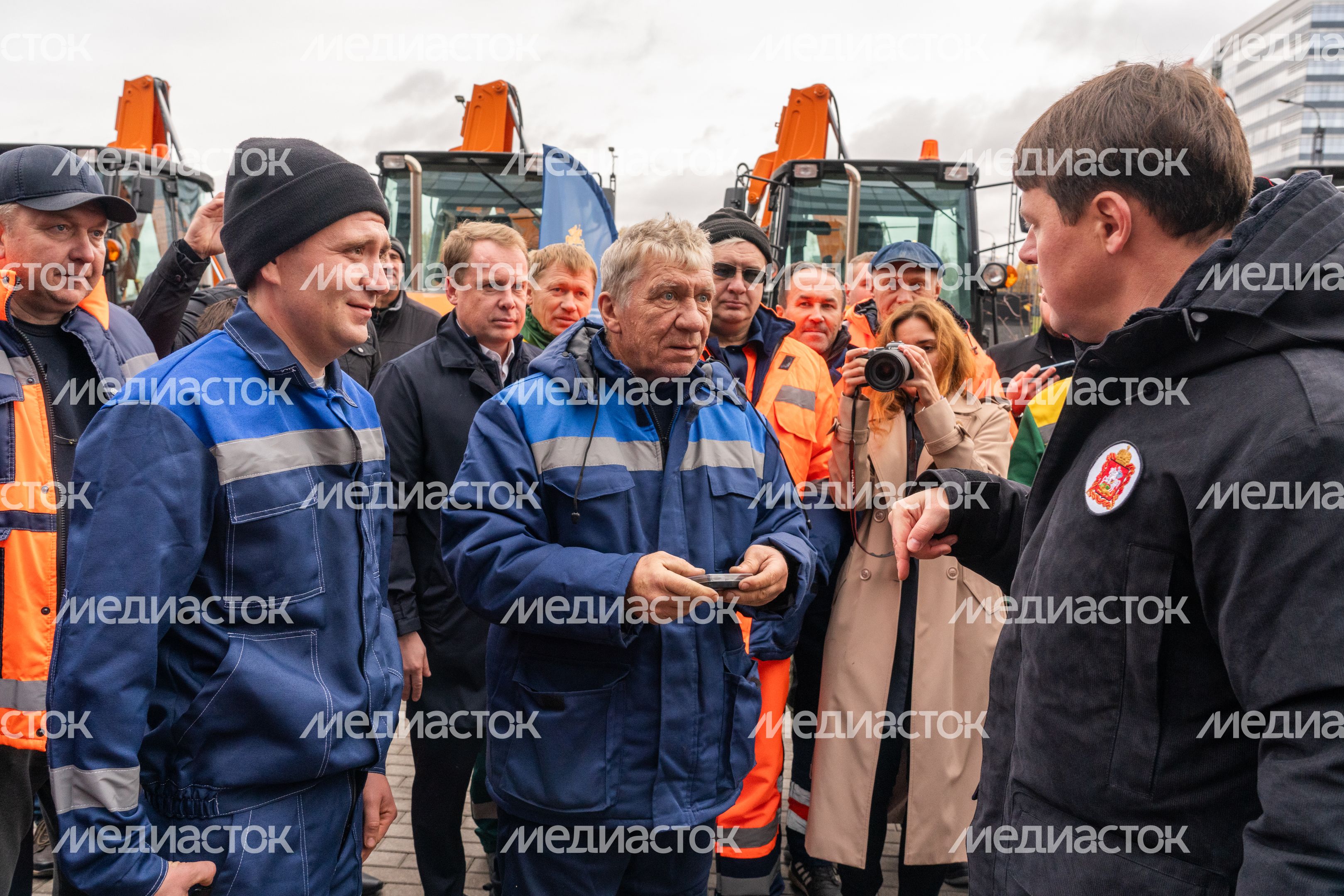 Ключи механизаторам были торжественно вручены Владиславом Мурашовым Ключи механизаторам были торжественно вручены Владиславом Мурашовым