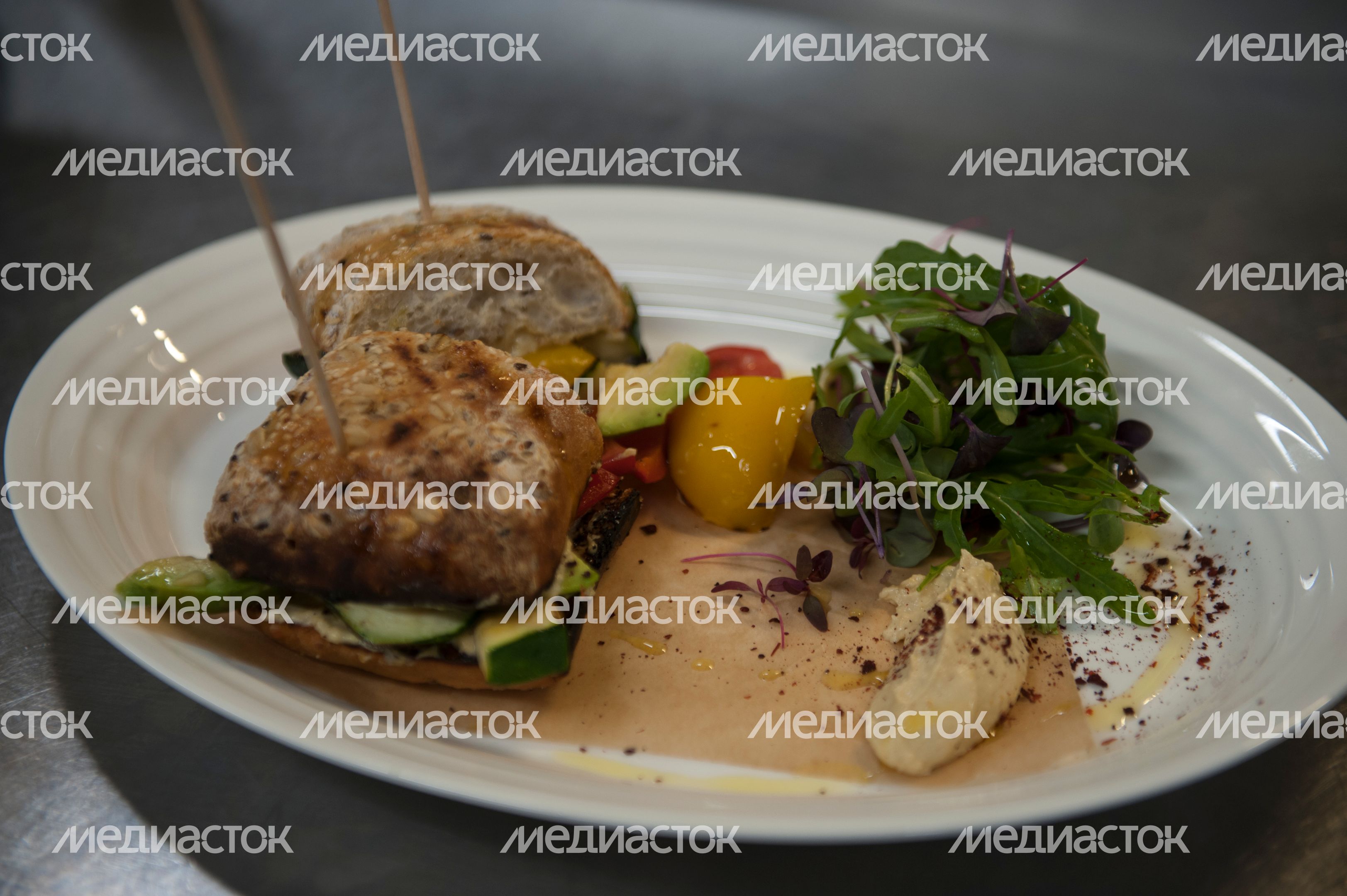 Приготовление чиабатты с хумусом и овощами