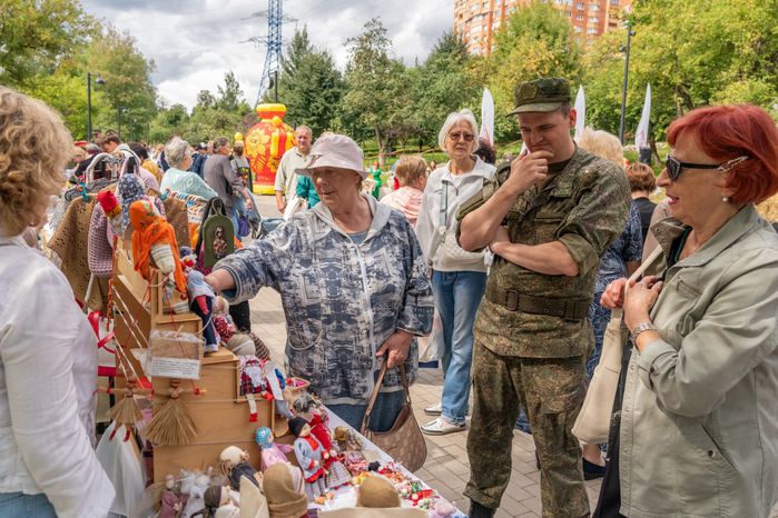Ярмарка товаров народных промыслов на празднике Яблочного Спаса в Яблоневом сквере Красногорска