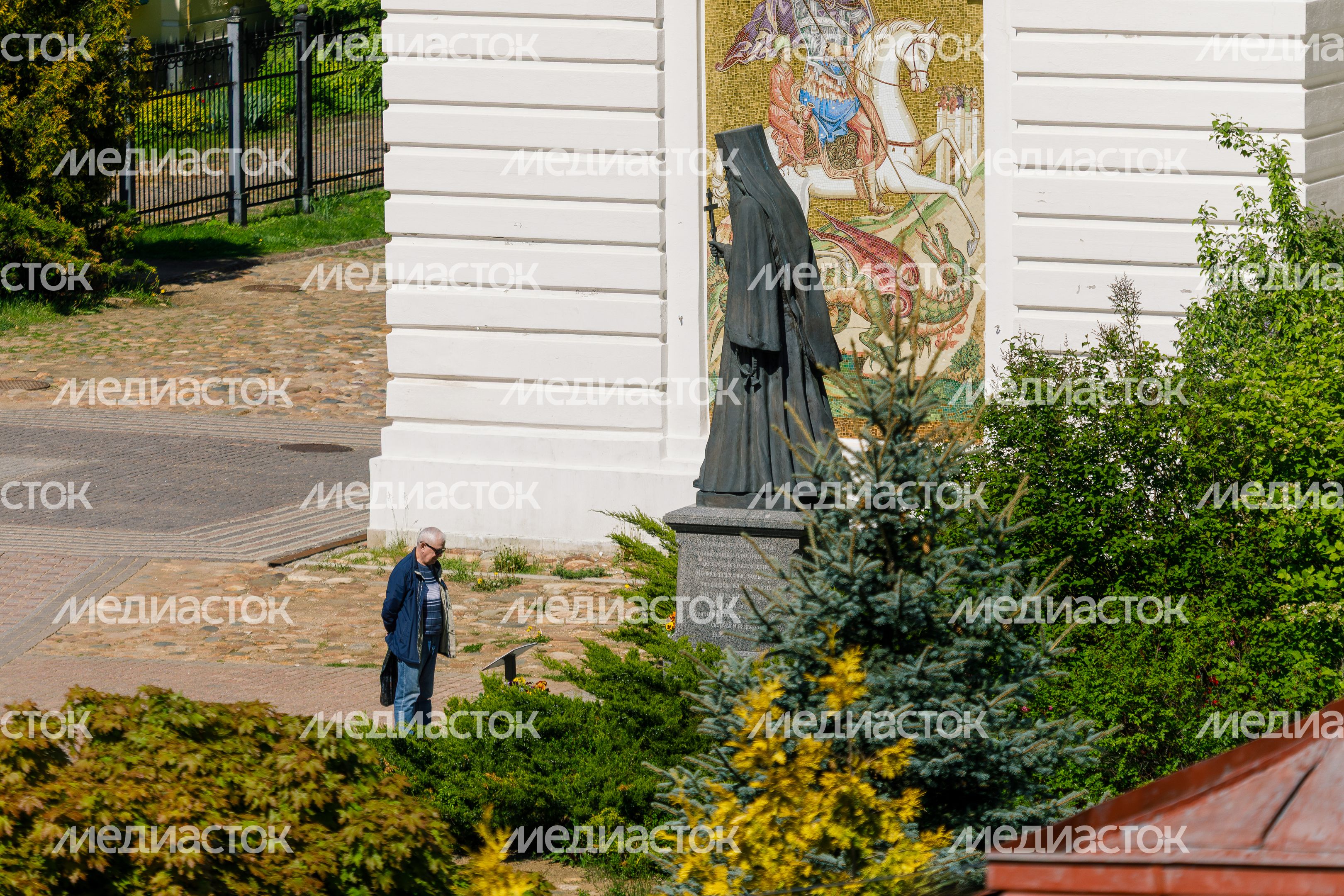 Памятник Серафиму Звездинскому в Дмитровском кремле Памятник Серафиму Звездинскому в Дмитровском кремле