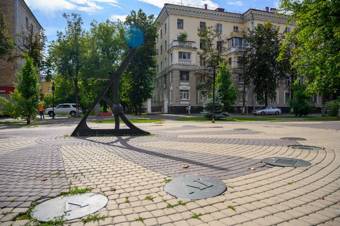Солнечные часы на центральной аллее проспекта Ленина после благоустройства в Электростали