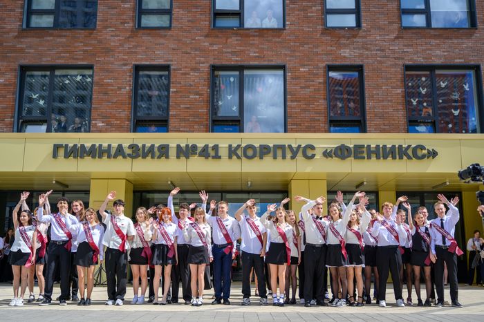 Последний звонок в гимназии №41 - корпусе «Феникс» в ЖК «Жулебино парк» города Люберцы