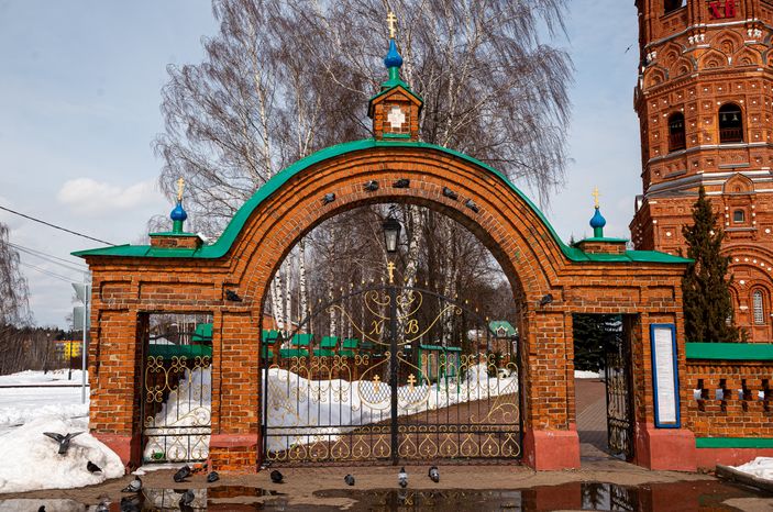 Весенние виды Покровского Храма поселка Черкизово
