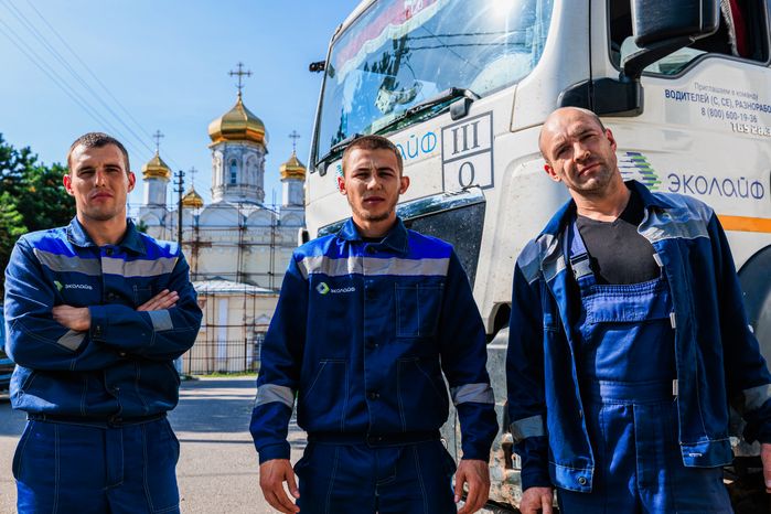 Работа мусоровоза при вывозе ТКО в Рузском округе