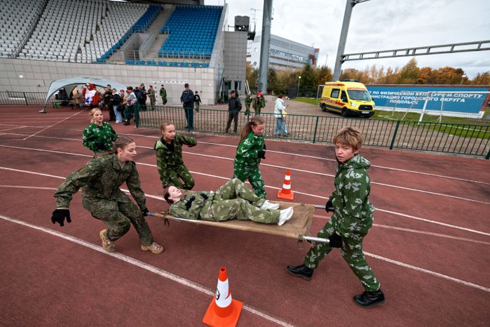 Навыки начальной военной подготовки показали школьники в военно-патриотической игре «Наследники Победы» в Подольске