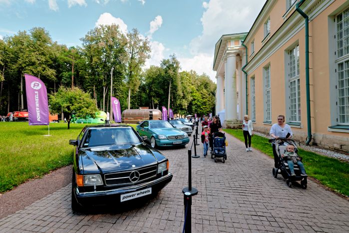 Ретроавтомобили и суперкары на автофестивале «Автовыходные в Архангельском» в округе Красногорск
