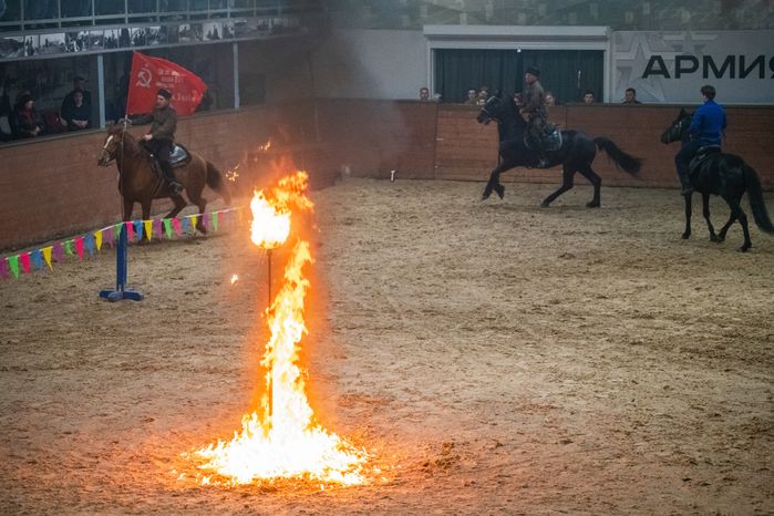 Конное представление «Наша весна! Наша Победа!» в парке «Патриот»