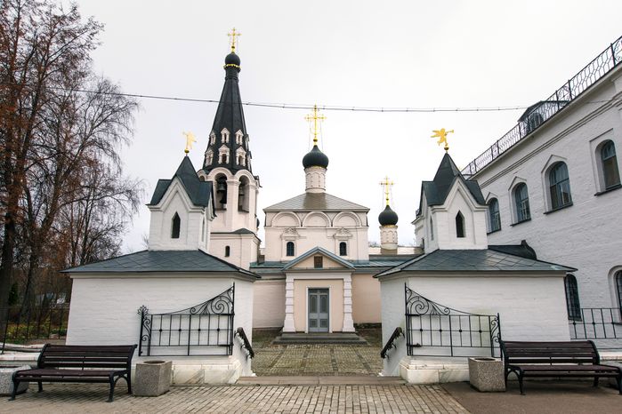 Церковь Спаса Нерукотворного Образа в Долгопрудном осенью