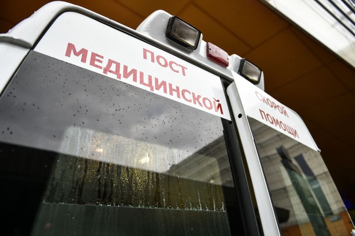 Мобильный прививочный пункт у станции московского метро