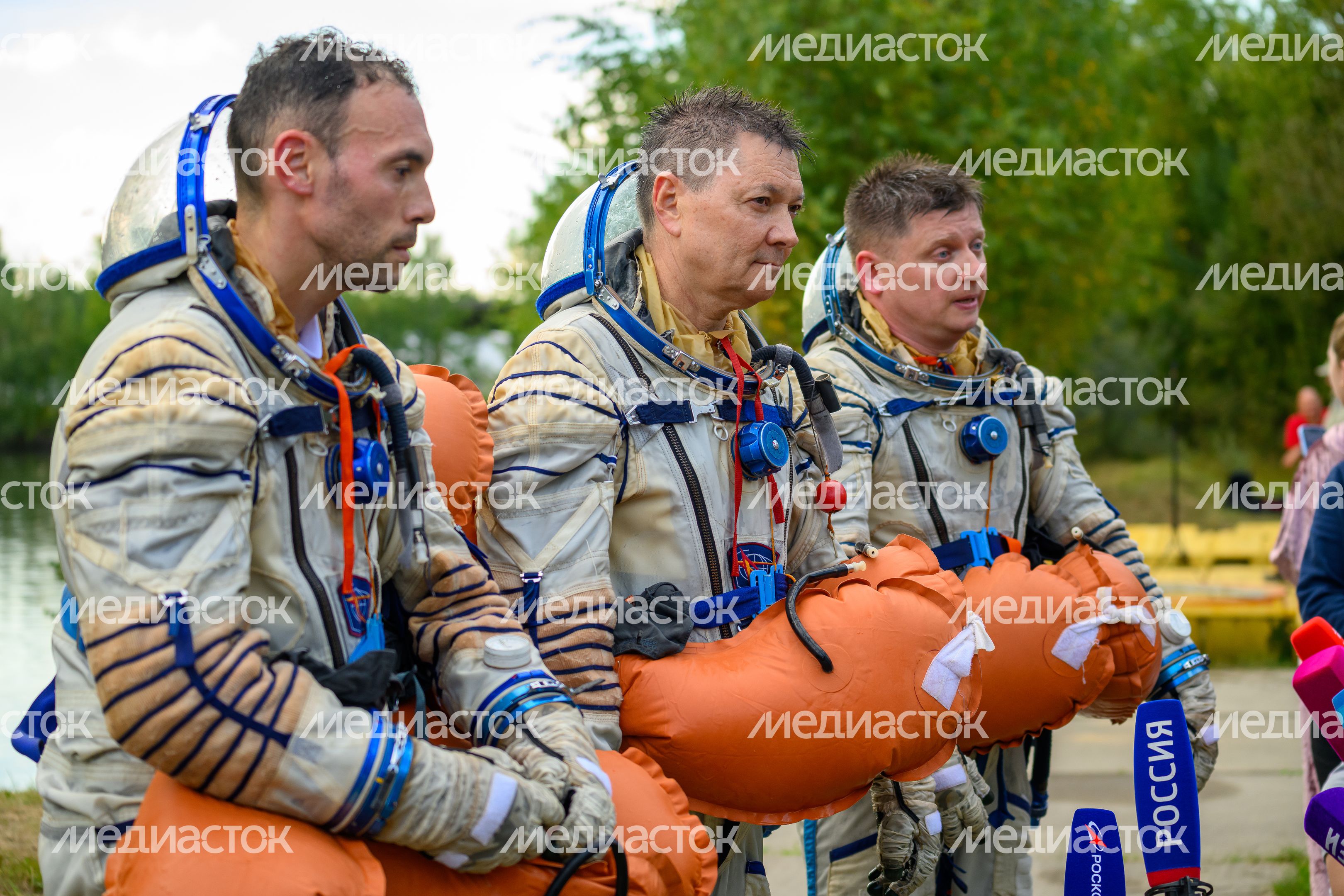 Астронавт NASA Маркос Берриос, космонавты Роскосмоса Олег Кононенко и Александр Гребенкин на тренировке по приземлению Астронавт NASA Маркос Берриос, космонавты Роскосмоса Олег Кононенко и Александр Гребенкин на тренировке по приземлению