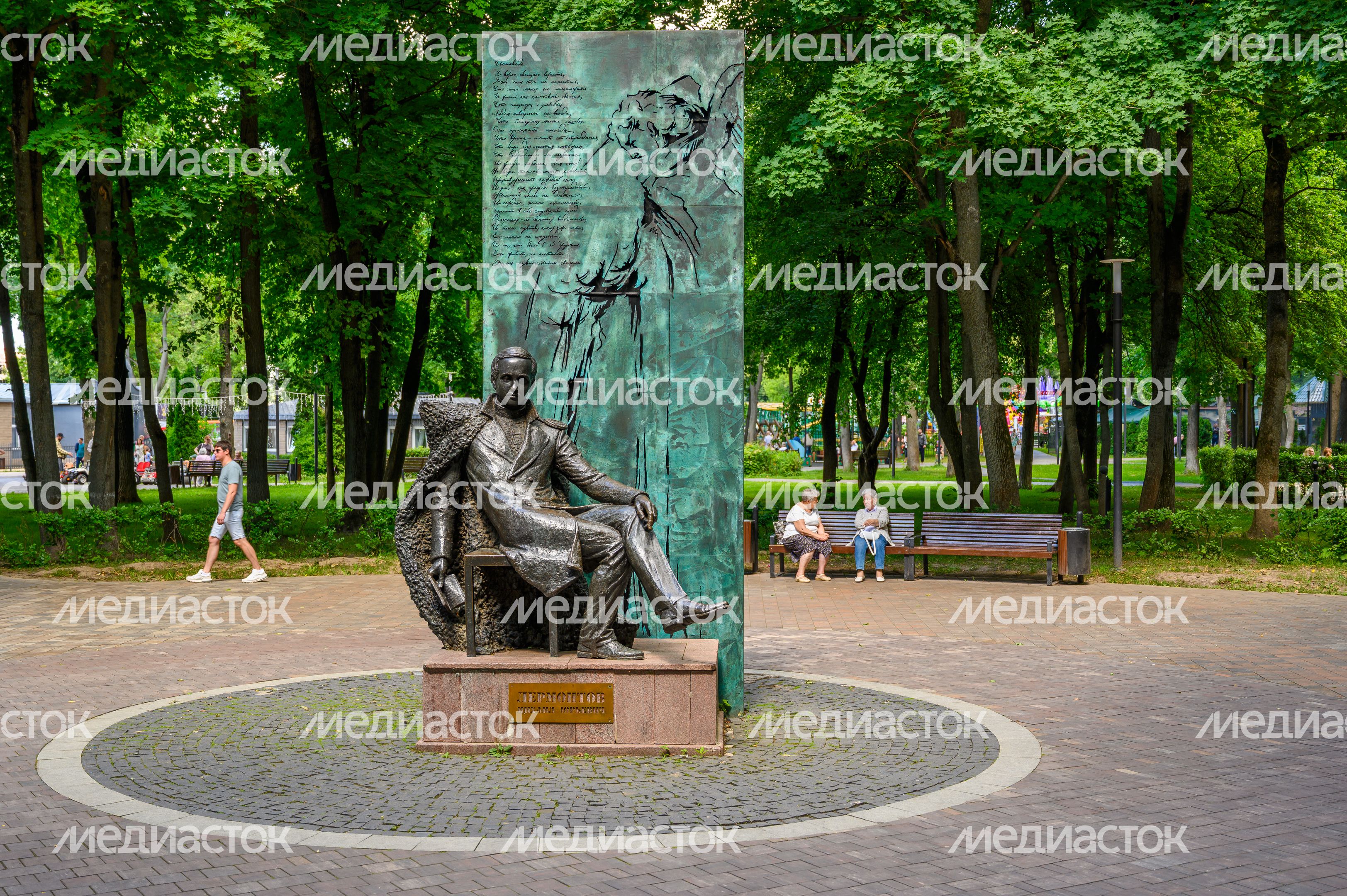 Памятник писателю М.Ю. Лермонтову в парке культуры и отдыха имени Виктора Талалихина в Подольске