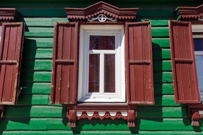 Летние виды улицы Московской со старинными домами в Звенигороде