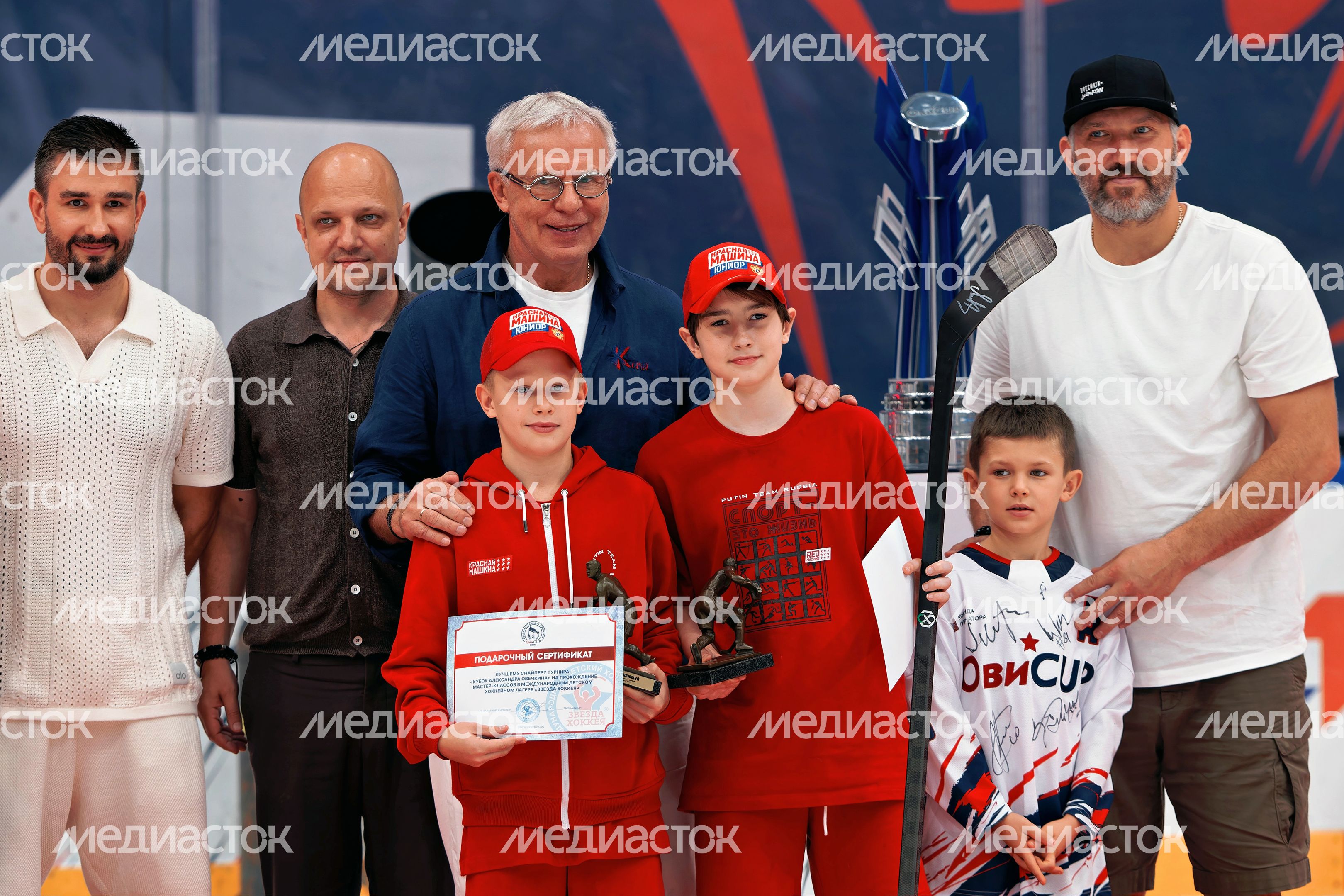 Александр Овечкин с сыном наградил победителей детско-юношеского турнира по хоккею «ОВИCUP-2026»